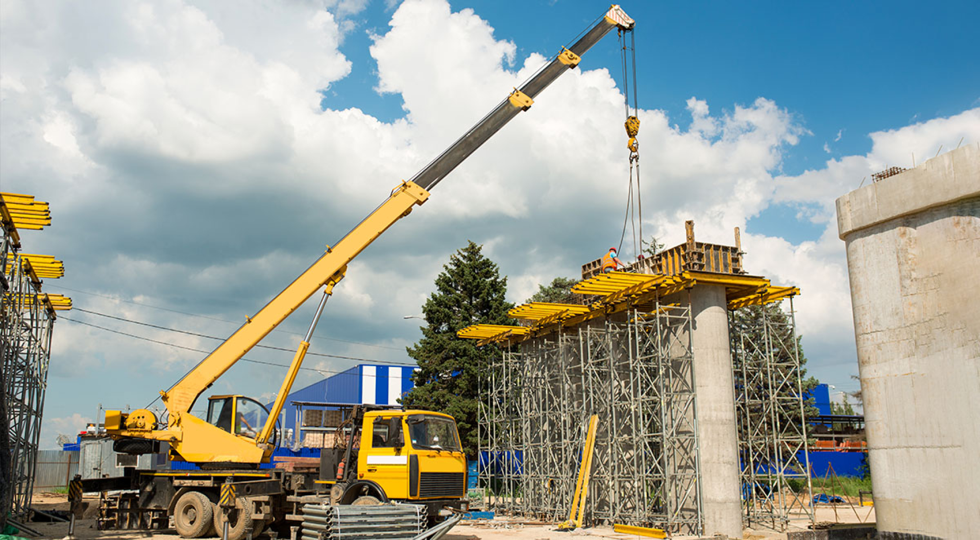 What to Know About Operating a Crane in a Congested Area