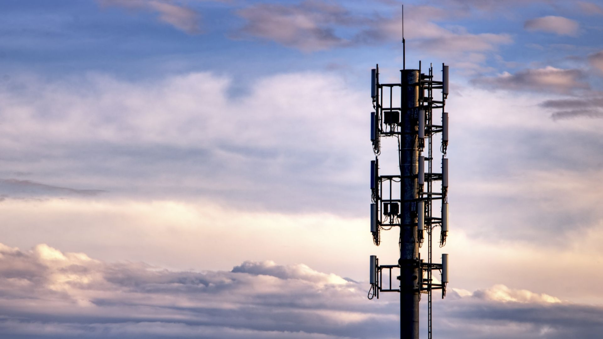 Best Cranes for Installing 5G Cell Towers